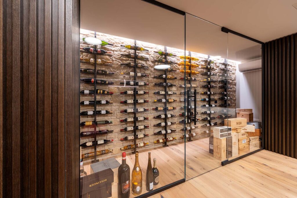 Arredo su misura con listelli in legno per cantina 