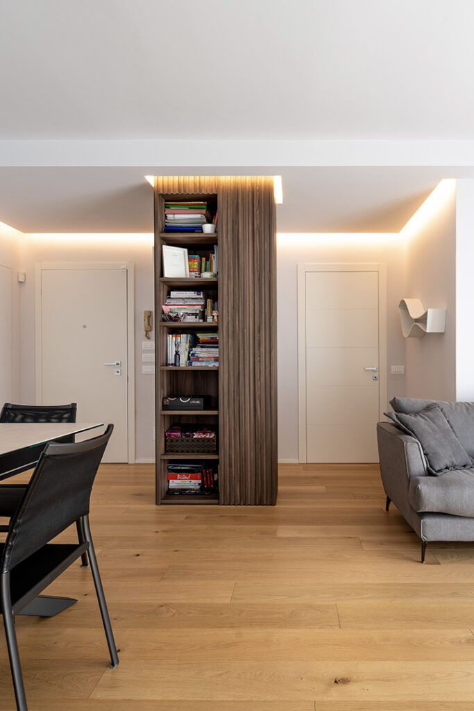 soluzione per decorare pilastro portante con listelli in legno
