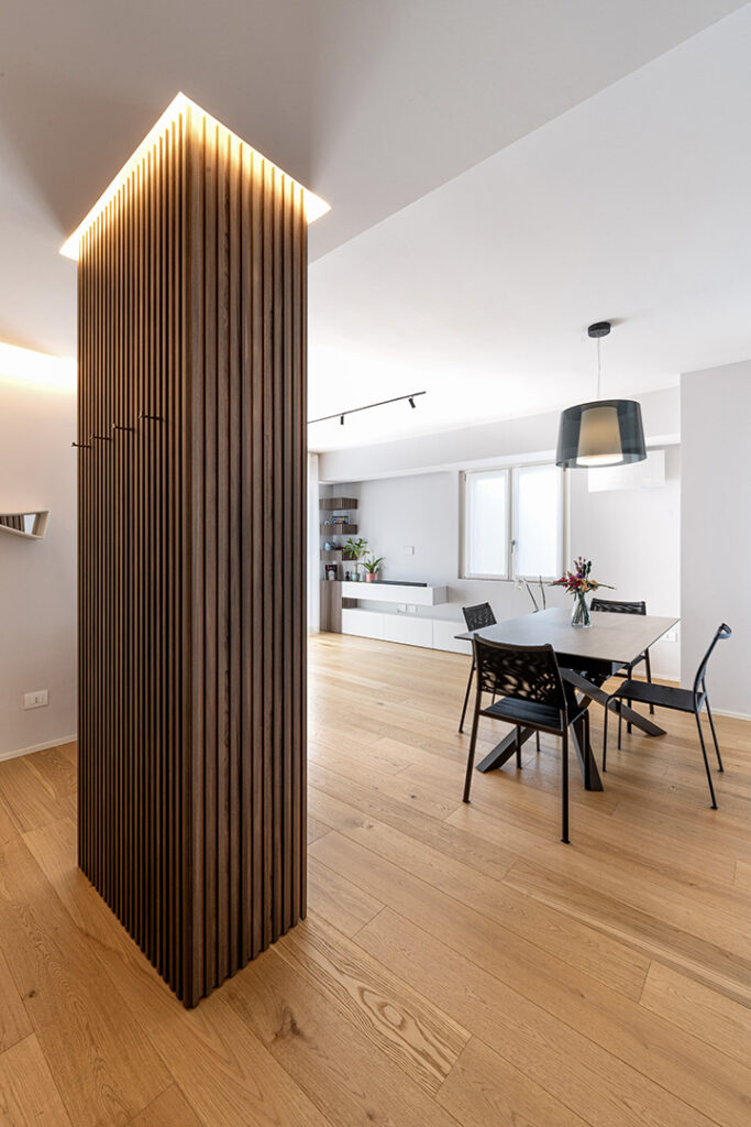 soluzione per decorare pilastro portante con listelli in legno